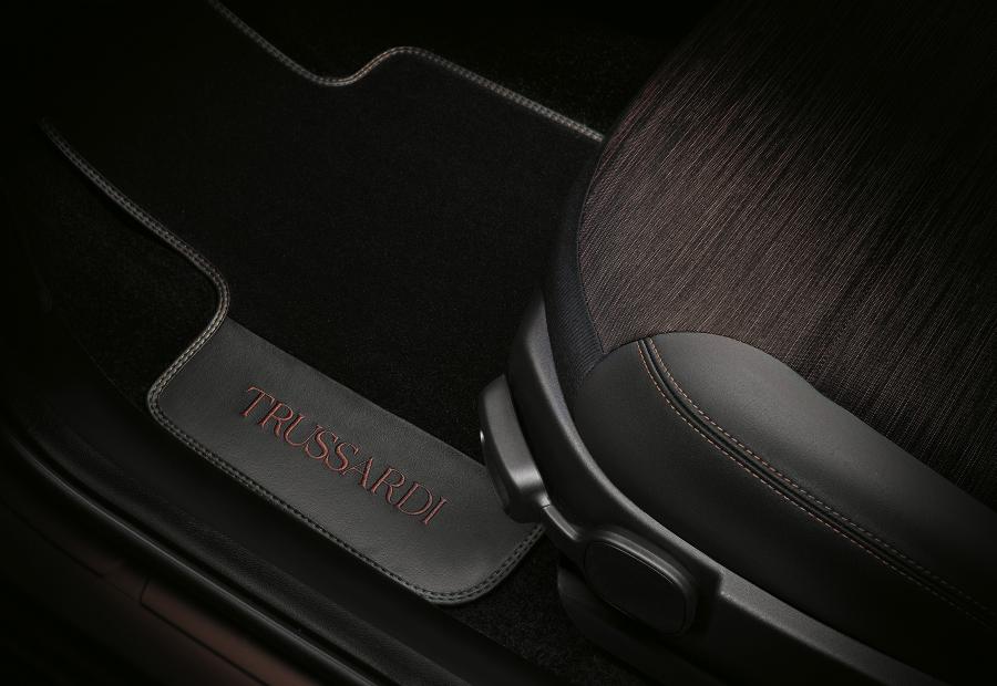 Детали интерьера Fiat Panda Trussardi (319) 2019 года  (фото 28 из 43)